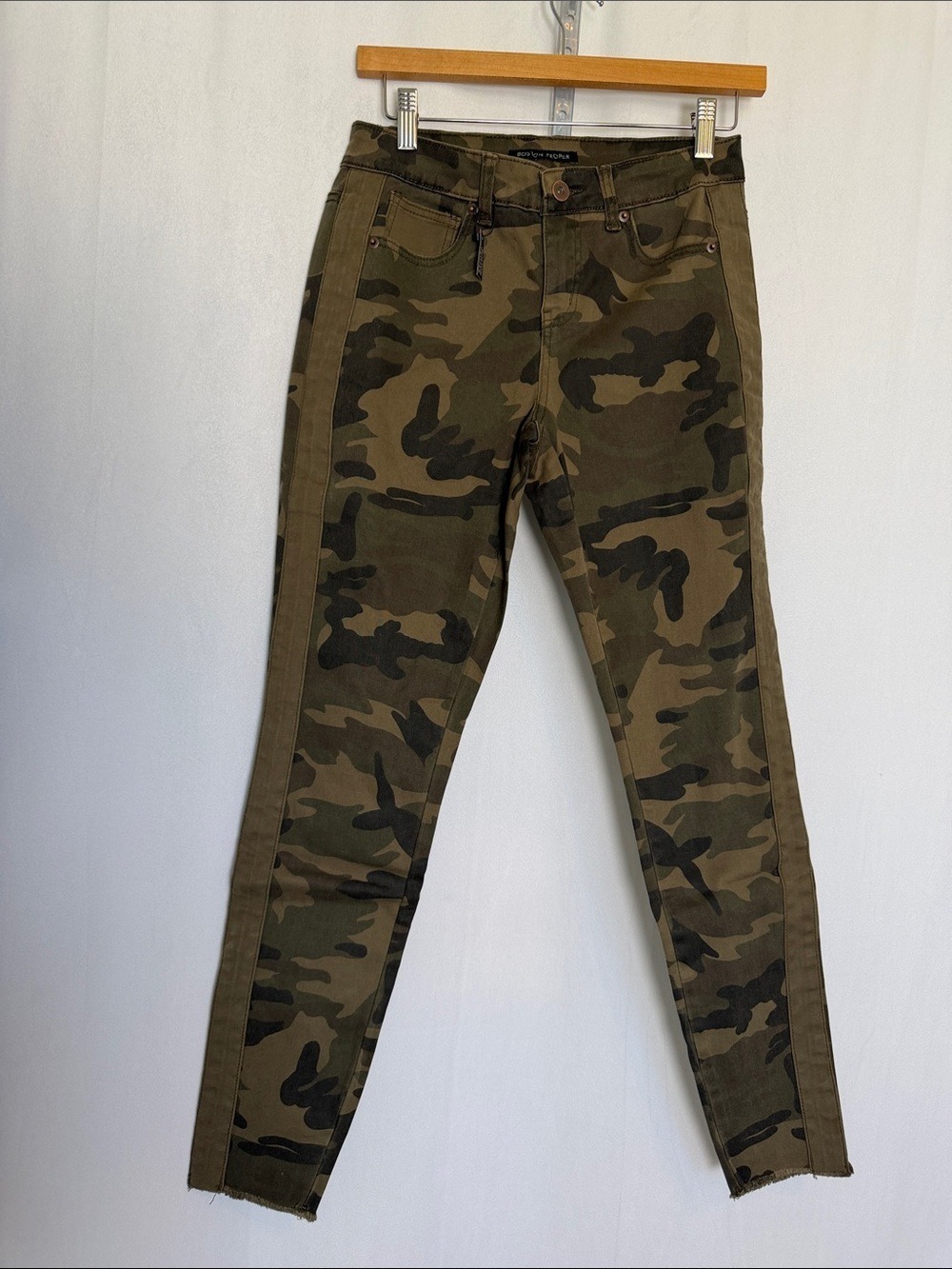 NEW Boston Proper Racer Stripe Camo Ankle Pants Sz 26 (2) Olive Raw Hem Stretch